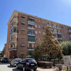 Alloggio 5 vani, doppi servizi + box Biella